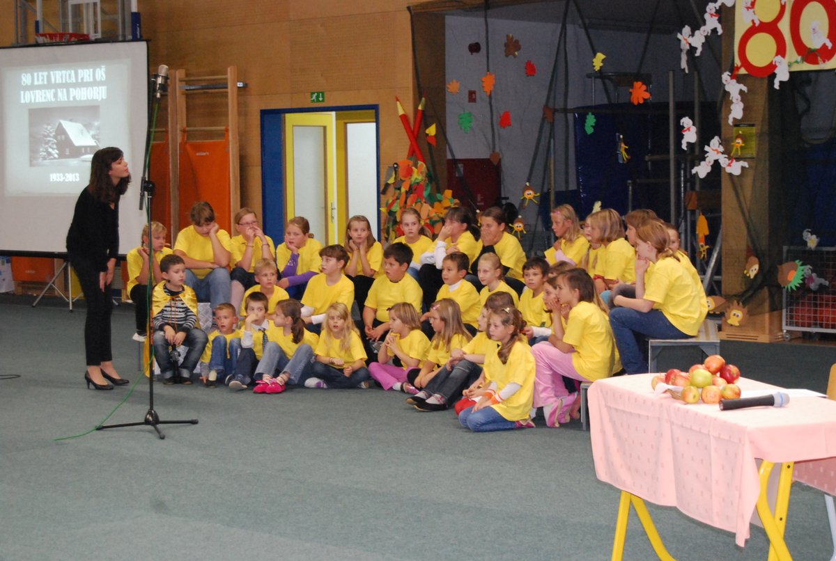 Otroški pevski zbor z zborovodkinjo Smiljano Lunič